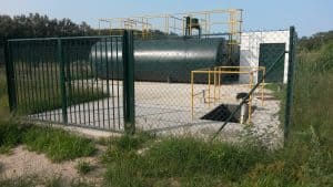 Instalação de tanque de armazenamento de água com estrutura de suporte.
