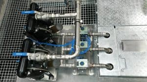 Equipamentos de caracterização hidrogeológica com tubos e sensores.