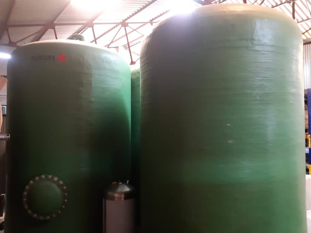 Tanque de armazenamento de água de grande capacidade para projetos hidrogeológicos.