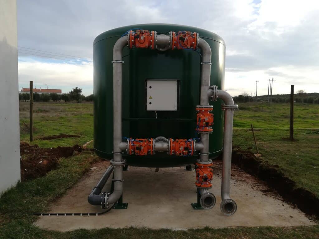 Equipamento de tratamento de água com tubulações e válvulas industriais.