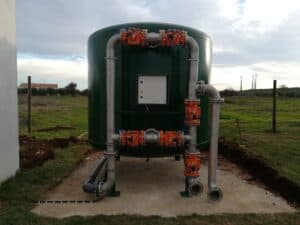 Equipamento de tratamento de água com tubulações e válvulas industriais.